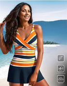 Farbiger Badeanzug mit Streifenmuster, V-Ausschnitt und Rockteil. Ideal für Strandmode, bequem und stilvoll. Perfekt für Sommerurlaub.