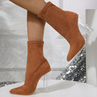 Damenstiefel aus Wildleder in Braun mit klarem Blockabsatz. Modische, elegante Stiefeletten, ideal für Herbst und Winter. Trendige Schuhmode.