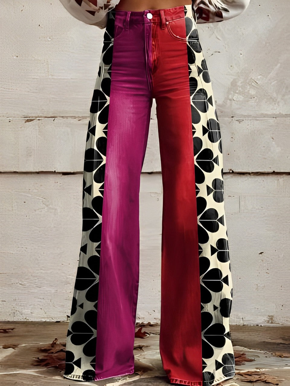 Bunte Schlaghose mit Blumenmuster, rot-lila Farbverlauf, modisch, retro, Damenmode, auffälliges Design, trendige 70er-Jahre-inspirierte Kleidung.
