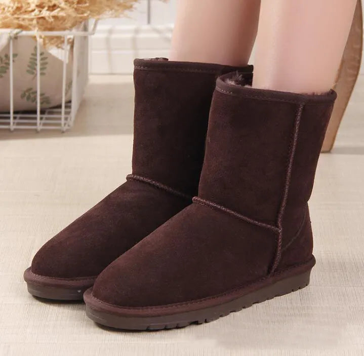 Dunkelbraune Damen-Winterstiefel aus Wildleder, warm gefüttert, rutschfeste Sohle. Perfekt für kalte Tage. Trendige, bequeme Wintermode.