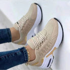 Beige Sneaker mit weißer Sohle, ideal für Damenmode. Trendige Sportschuhe, bequem und stilvoll, perfekt für Freizeit und Alltag.