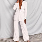Eleganter weißer Hosenanzug für Damen, ideal für Business- und Abendveranstaltungen. Moderner Schnitt, hochwertiges Material, stilvoll und zeitlos.