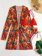 Rotes Bikini-Set mit tropischem Blumenmuster und passendem Kimono. Perfekt für den Strandurlaub. Sommermode, Bademode, Strandkleidung.