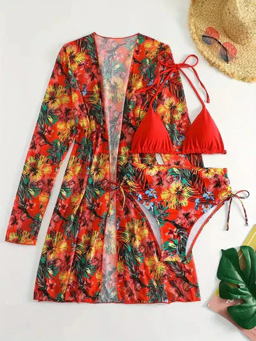 Rotes Bikini-Set mit tropischem Blumenmuster und passendem Kimono. Perfekt für den Strandurlaub. Sommermode, Bademode, Strandkleidung.