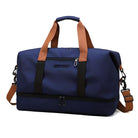 Blaue Reisetasche mit braunen Griffen, Reißverschlüssen, ideal für Reisen, Sport, Freizeit.