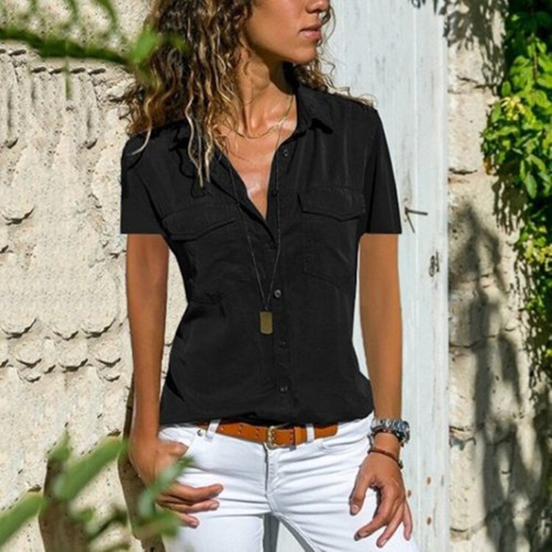 Frau in schwarzer Bluse und weißer Hose, lässiger Sommerlook, Mode für Frauen, Outdoor-Hintergrund.