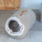 Kuscheliges Katzenbett aus grauem Stoff mit Kunstfellrand, ideal für Haustiere, gemütlich und warm.