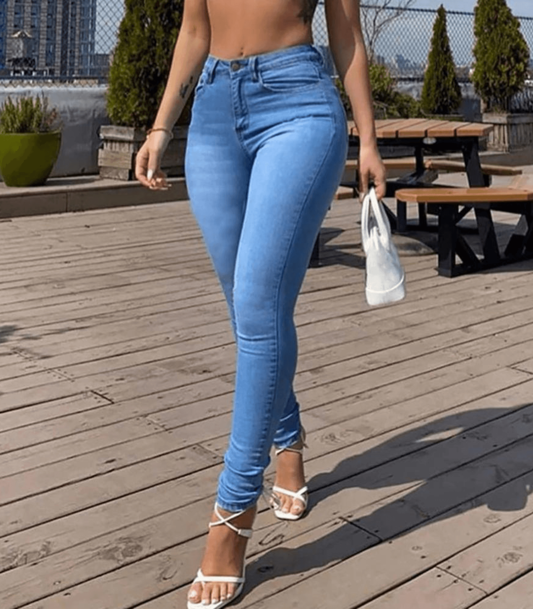 Damen-Jeans im 90er-Jahre-Stil, hellblau, Skinny-Fit, modisch und figurbetont. Perfekt für trendige Outfits und lässige Anlässe.