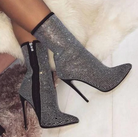 Damen Stiefeletten mit Strass, spitzer Zehenpartie und Stiletto-Absatz. Elegante, funkelnde Schuhe für Partys und besondere Anlässe.