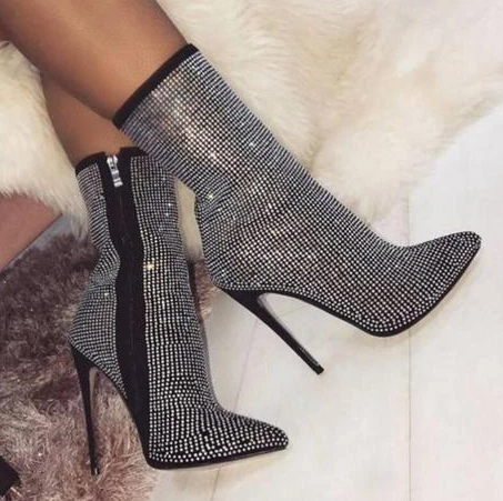 Damen Stiefeletten mit Strass, spitzer Zehenpartie und Stiletto-Absatz. Elegante, funkelnde Schuhe für Partys und besondere Anlässe.