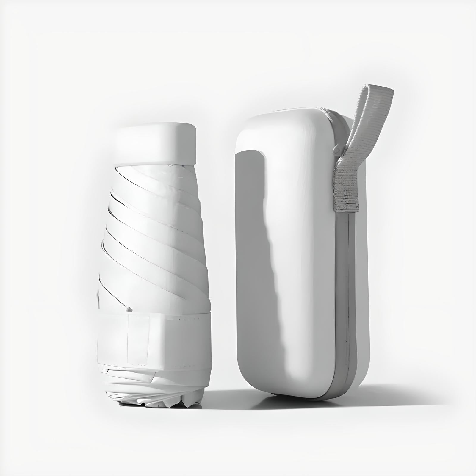 Zusammenklappbare weiße Trinkflasche mit passendem Etui, umweltfreundlich, tragbar.