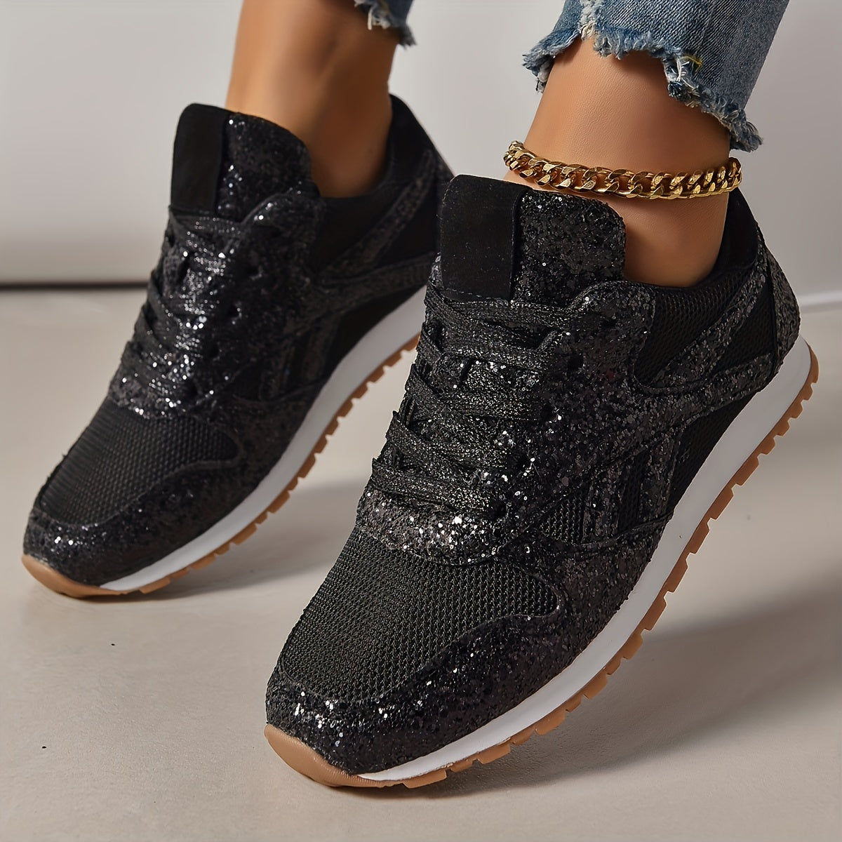 Schwarze Glitzer-Sneaker für Damen, modisch und bequem, ideal für Freizeit und Sport. Perfekt kombinierbar mit Jeans und lässigen Outfits.