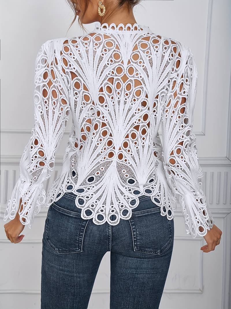 Elegante weiße Spitzenbluse mit aufwendigem Muster, ideal für modische Outfits. Perfekt für Damenmode, stilvolle Oberteile, trendige Kleidung.