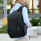 Mann mit schwarzem Rucksack, modern, wasserabweisend, ergonomisch, urbaner Hintergrund.