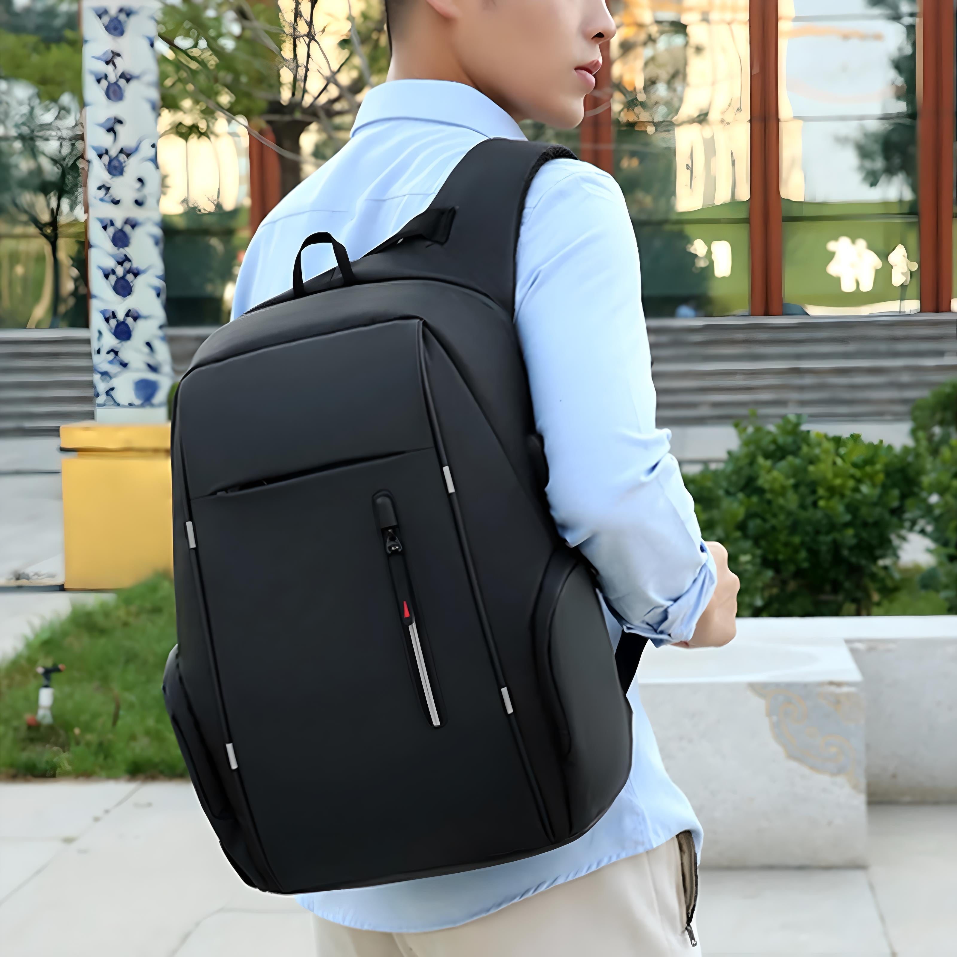 Mann mit schwarzem Rucksack, modern, wasserabweisend, ergonomisch, urbaner Hintergrund.