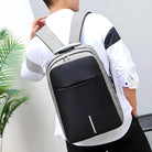 Mann mit grauem und schwarzem Laptop-Rucksack, modern, stilvoll, für Reisen und Arbeit.