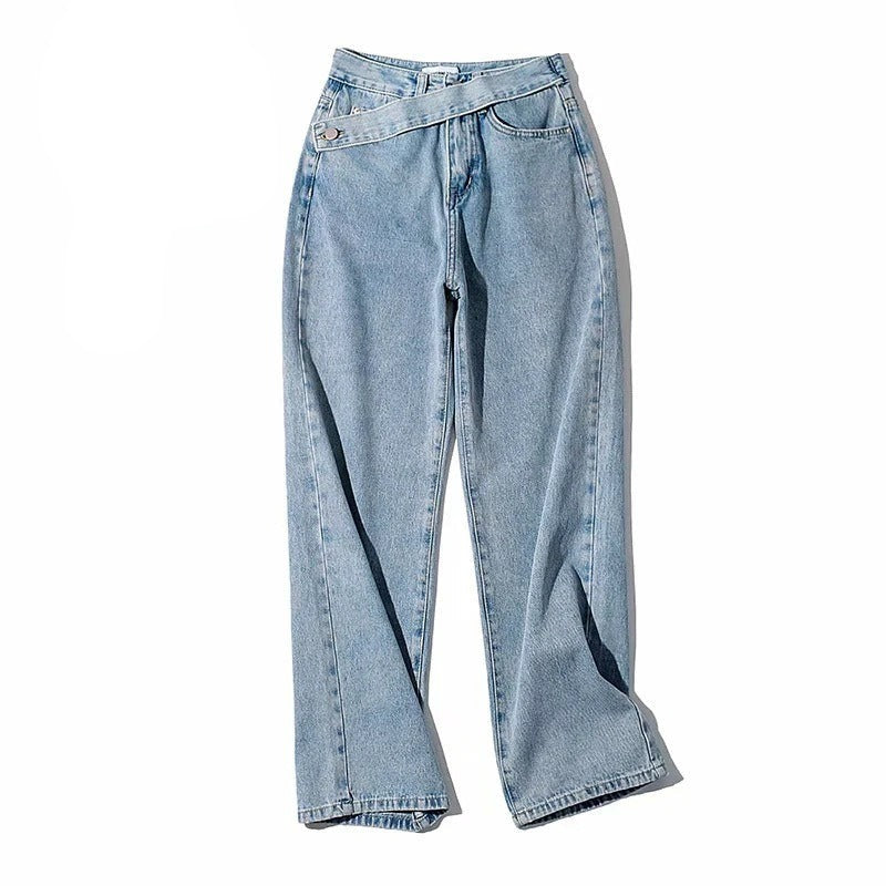 Damen-Jeans mit asymmetrischem Bund, hellblauem Denim, geradem Bein und hoher Taille. Modische, bequeme Passform für trendige Outfits.