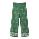 Grüne Damenhose mit weißem Ethno-Muster, weites Bein, modisch, bequem, ideal für Freizeit und Alltag, hochwertiger Stoff, trendiges Design.