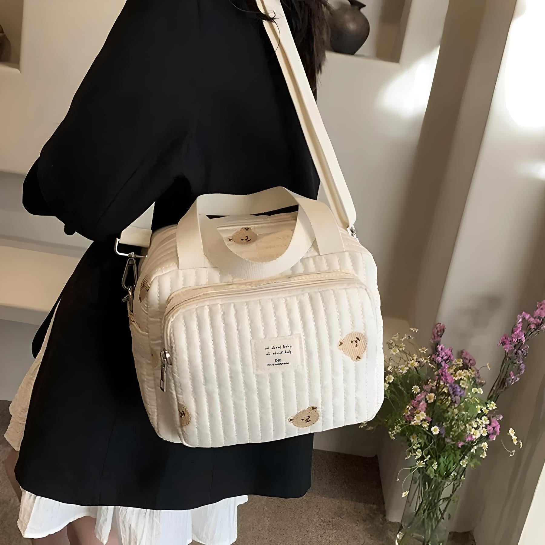 Damenhandtasche beige mit Bärenmuster, gesteppt, Umhängetasche, modisch, Freizeit.
