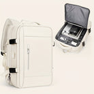 Moderner weißer Rucksack mit Laptopfach, USB-Anschluss und mehreren Taschen. Ideal für Reisen und Arbeit. Stilvoll, funktional, geräumig.