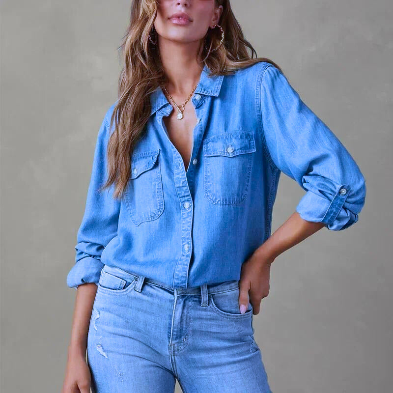 Damen-Jeanshemd in Hellblau, lässig und modisch, mit Brusttaschen und Knopfleiste. Perfekt für Freizeitoutfits und Denim-Looks.