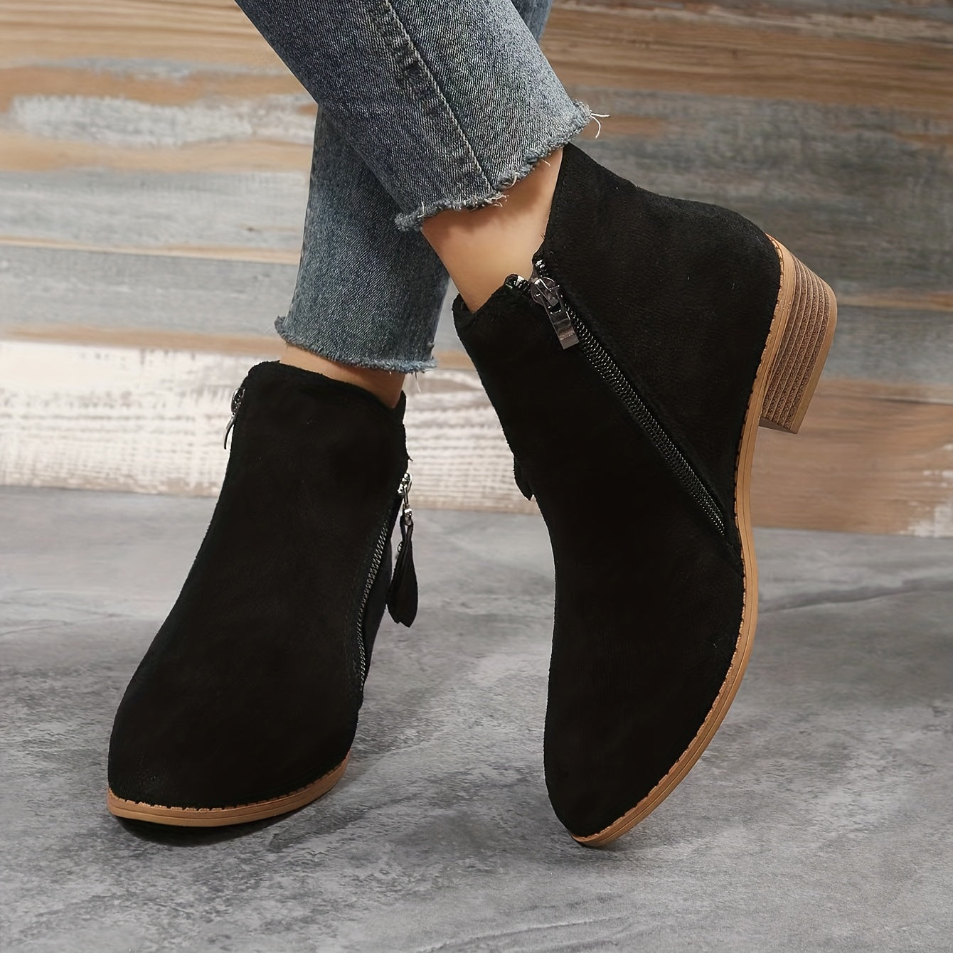 Schwarze Damen-Stiefeletten aus Wildleder mit Reißverschluss, niedriger Absatz, modisch, bequem, ideal für Herbstmode und lässige Outfits.