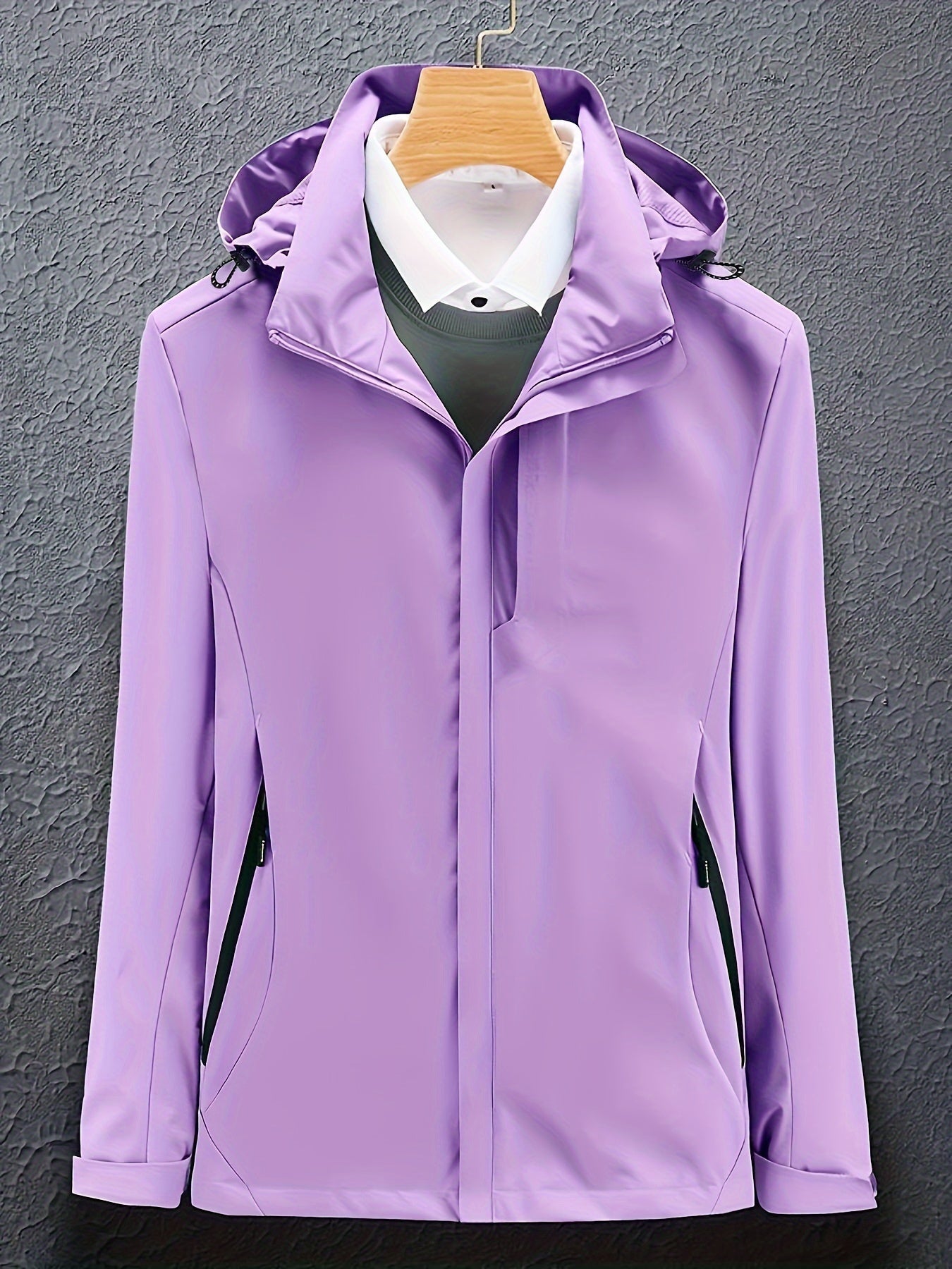 Lila Damenjacke mit Kapuze, wasserdicht und winddicht, ideal für Outdoor-Aktivitäten. Modisches Design, funktional und vielseitig einsetzbar.