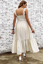Damen-Sommerkleid mit Rüschen, kariertem Muster und Rückenausschnitt. Perfekt für elegante Anlässe. Modetrend 2023, luftiger Stoff.