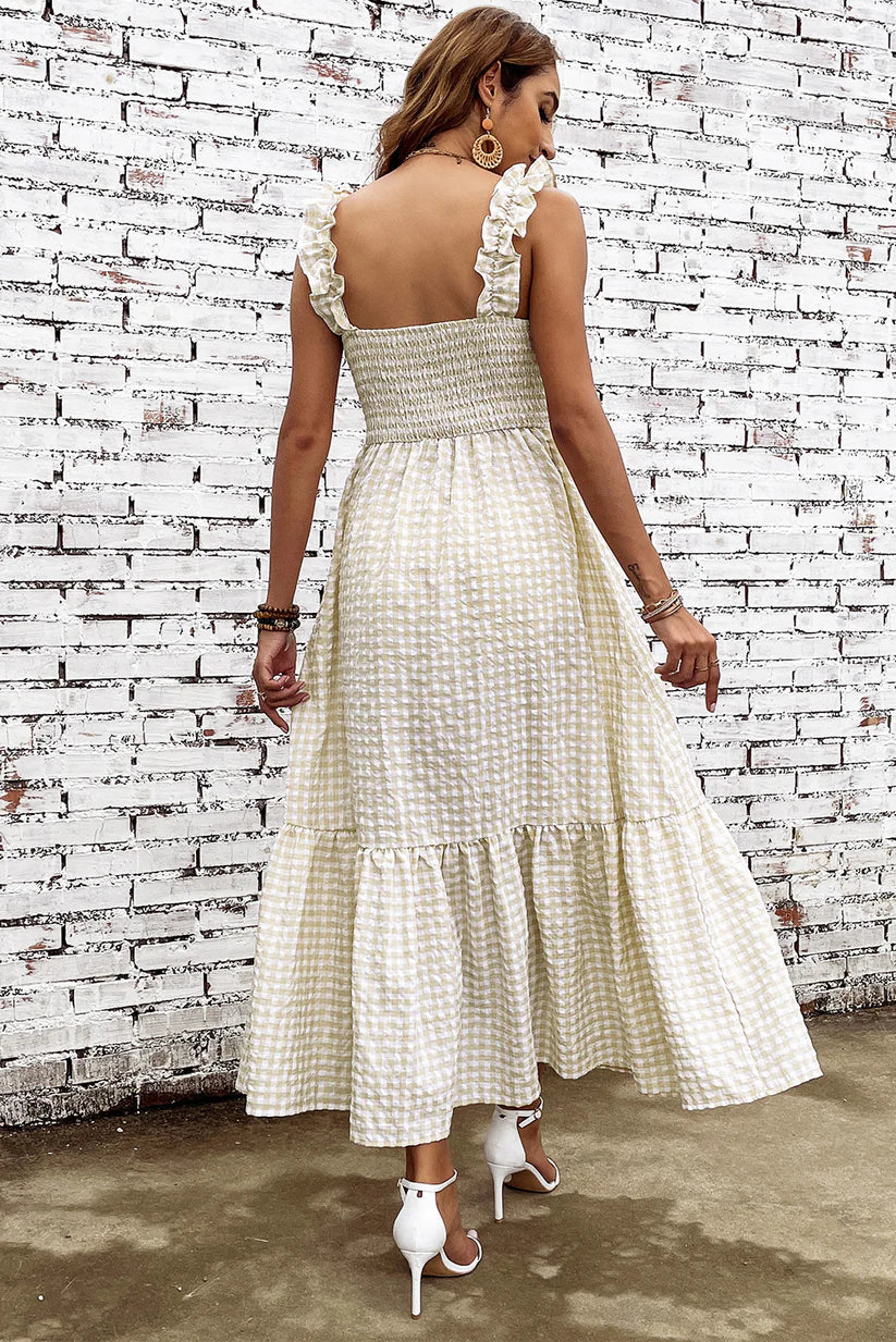 Damen-Sommerkleid mit Rüschen, kariertem Muster und Rückenausschnitt. Perfekt für elegante Anlässe. Modetrend 2023, luftiger Stoff.