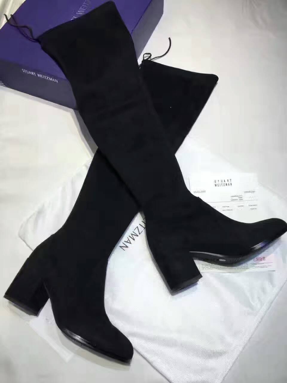 Schwarze Overknee-Stiefel mit Blockabsatz, elegantes Design, ideal für Herbstmode. Perfekt kombinierbar mit verschiedenen Outfits.