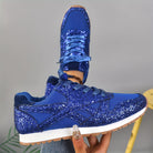 Blaue Glitzersneaker mit weißer Sohle, modisch und bequem. Perfekt für Damen, die trendige Sportschuhe suchen. Ideal für Freizeit und Sport.