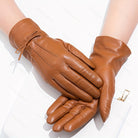 Damenhandschuhe aus braunem Leder, elegant, mit Ziernähten, modisches Accessoire.