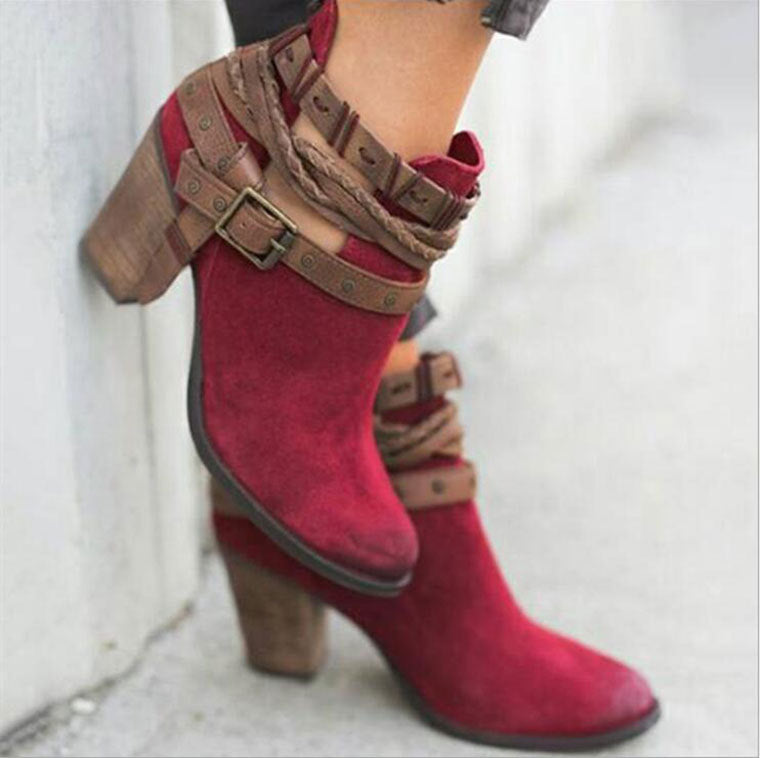 Rote Wildleder-Stiefeletten mit Blockabsatz und braunen Riemen, modische Damenstiefel, ideal für Herbstmode und trendige Outfits.