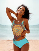 Frau im bunten Tankini mit Mandala-Muster am Strand, lächelnd. Sommermode, Bademode, Strandoutfit, Damenbekleidung, Urlaubskleidung.