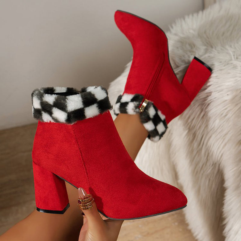 Rote Stiefeletten mit Blockabsatz und kariertem Kunstfellbesatz, modische Damen-Winterstiefel, trendige Schuhe für kalte Tage.