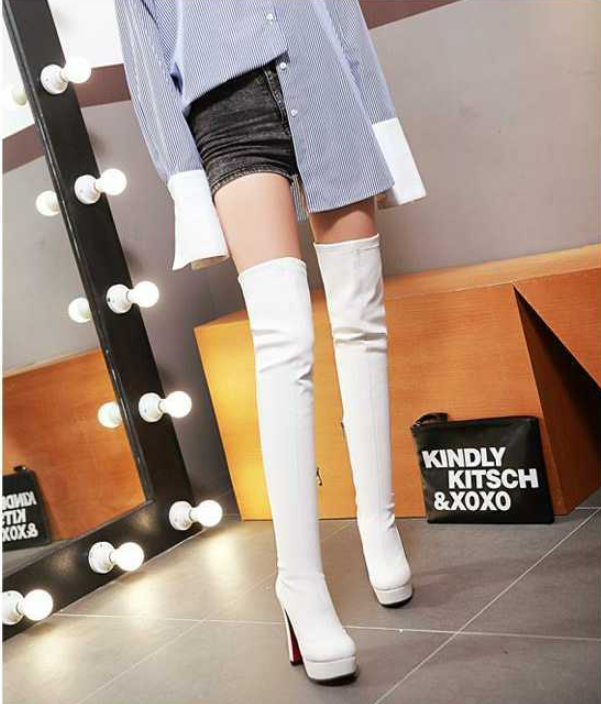 Damenmode: Weiße Overknee-Stiefel mit Absatz, kombiniert mit gestreiftem Hemd und schwarzem Rock. Trendige Outfits, stilvolle Schuhe, Modeaccessoires.