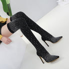 Schwarze Overknee-Stiefel mit funkelnden Strasssteinen, elegantes Design, hoher Absatz, ideal für modische Outfits und glamouröse Anlässe.