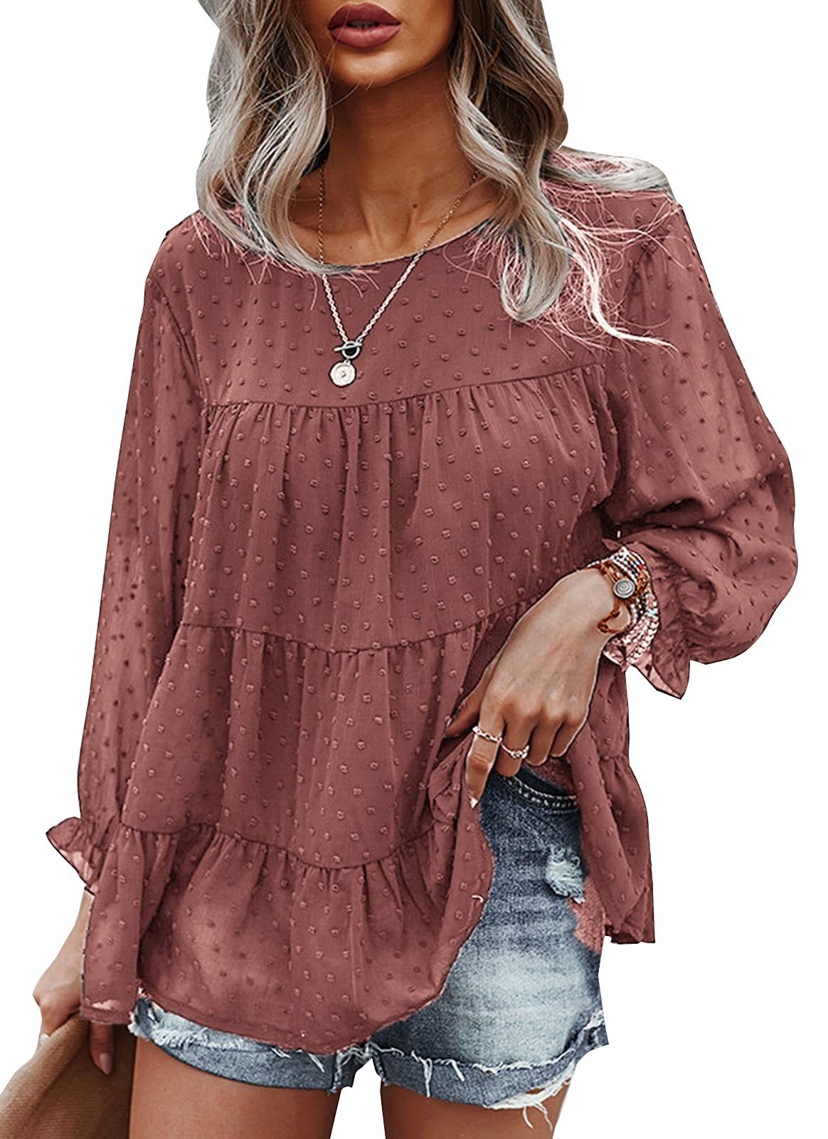 Damenbluse mit Rüschen, gepunktet, in Braun. Perfekt für Freizeitmode. Kombiniert mit Jeansshorts für einen lässigen Sommerlook.