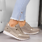 Damen Sneaker in Beige mit Metallic-Details, ideal für Freizeit und Mode. Bequeme Passform, trendiges Design, perfekt für den Alltag.