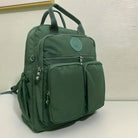 Grüner Rucksack mit mehreren Taschen, Reißverschlüssen, ideal für Reisen und Alltag.