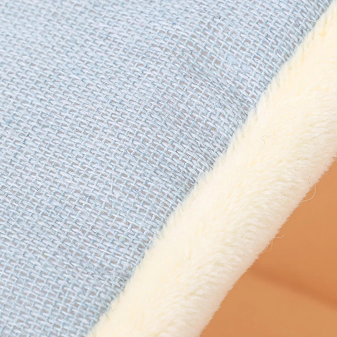 Hellblauer Stoff mit weicher, cremefarbener Fleece-Kante, ideal für Heimtextilien. Perfekt für Kissen, Decken oder Polsterbezüge.