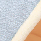 Hellblauer Stoff mit weicher, cremefarbener Fleece-Kante, ideal für Heimtextilien. Perfekt für Kissen, Decken oder Polsterbezüge.