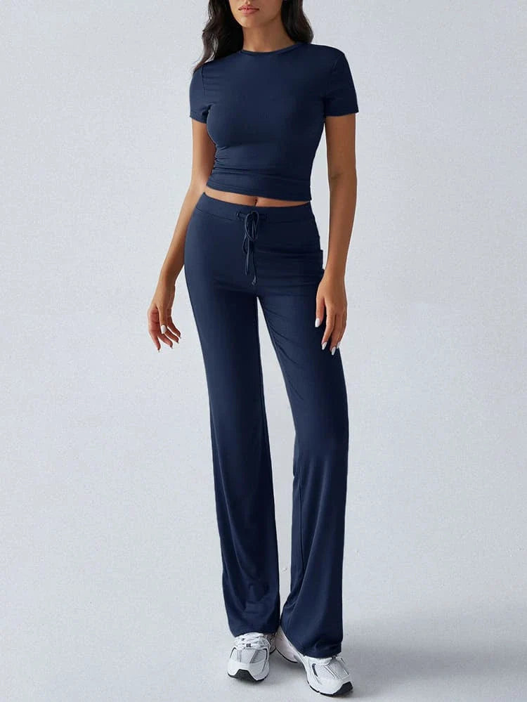 Damen-Sportanzug in Dunkelblau, bestehend aus Crop-Top und weiten Hosen. Ideal für Fitness, Yoga und Freizeit. Bequem und stilvoll.