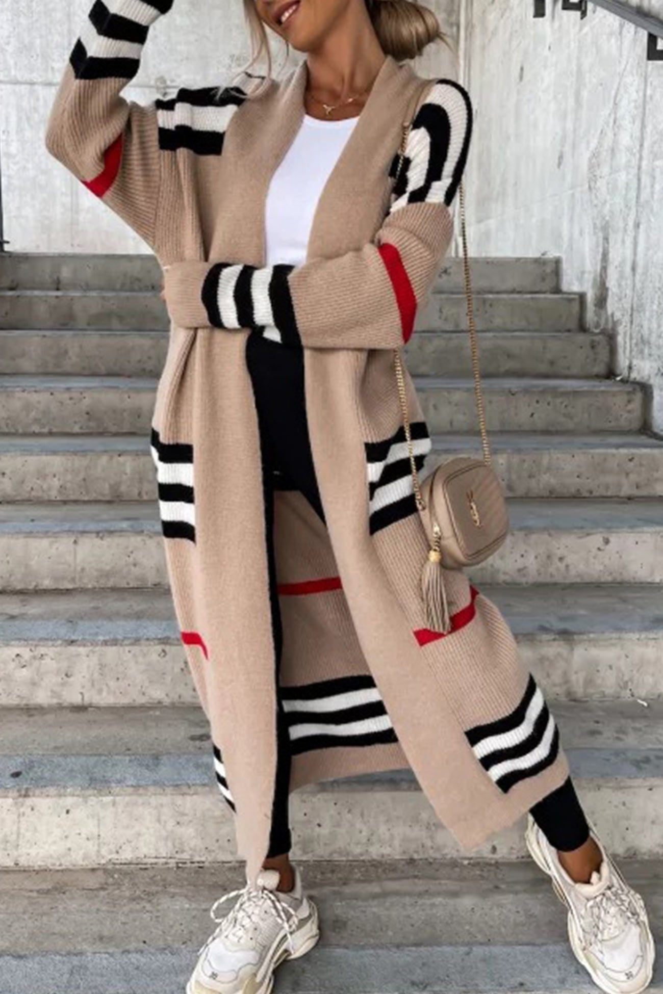 Damenmode: Langer Strickcardigan mit Streifenmuster in Beige, Schwarz und Rot. Perfekt für Herbst-Outfits. Trendige, bequeme Damenbekleidung.
