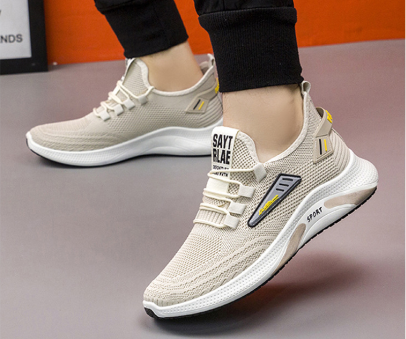 Beige Sneaker mit atmungsaktivem Mesh-Obermaterial, rutschfester Sohle und modernem Design. Perfekt für Sport und Freizeit. Herrenmode, Laufschuhe.