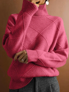 Damenpullover in kräftigem Pink mit geometrischem Strickmuster, Rollkragen und langen Ärmeln. Modischer Strickpullover für Herbst/Winter.