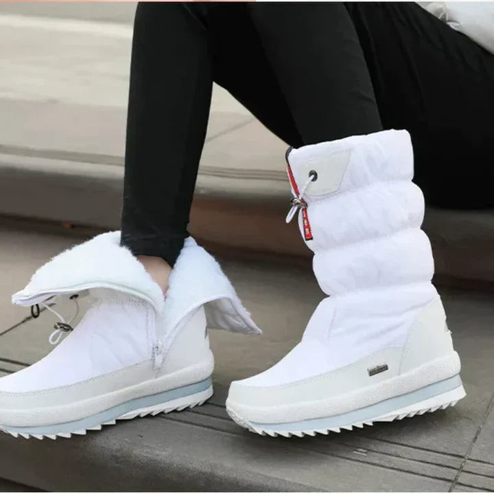 Weiße Winterstiefel mit Reißverschluss und Schnürung, ideal für kalte Temperaturen. Modisch, warm und rutschfest. Perfekt für Damen.