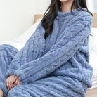 Gemütlicher blauer Fleece-Pyjama für Damen, ideal für kalte Nächte. Weiches Material, modisches Design, perfekte Winterbekleidung.
