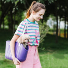 Frau mit lila EVA wasserdichter Outdoor-Haustiertasche, großer Kapazität, Hundetransport.