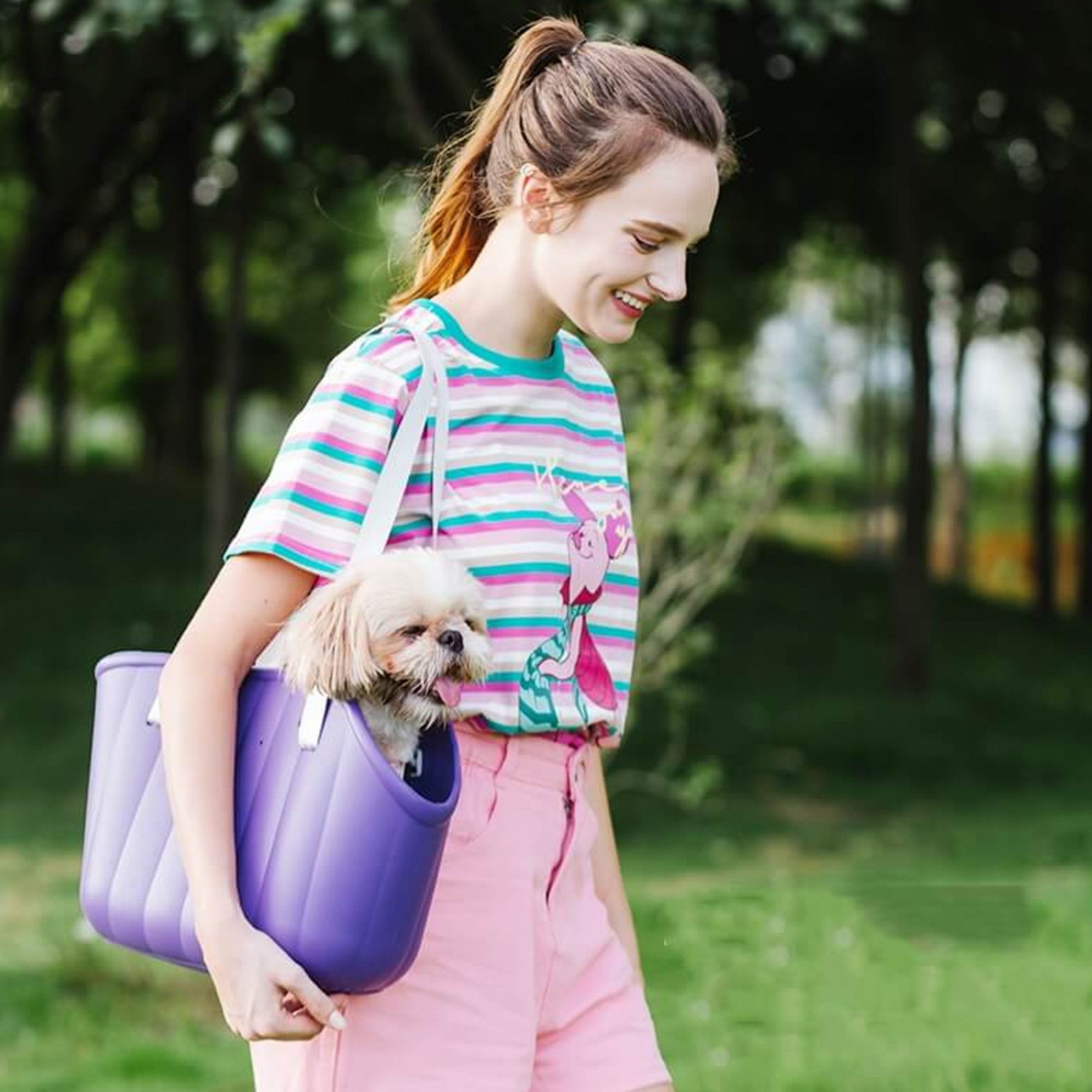 Frau mit lila EVA wasserdichter Outdoor-Haustiertasche, großer Kapazität, Hundetransport.
